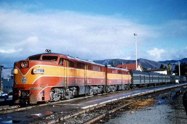 SSW PA1's 300 and 301 lead  train # 90, the southbound Coast Mail ,shortly after being transferred from the Cotton Belt to the Southern Pacific.